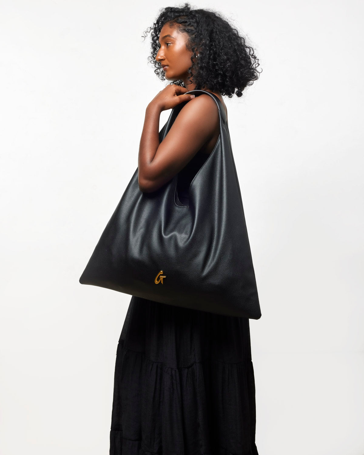 PEBBLE HOBO SHOULDER BAG - BLACK