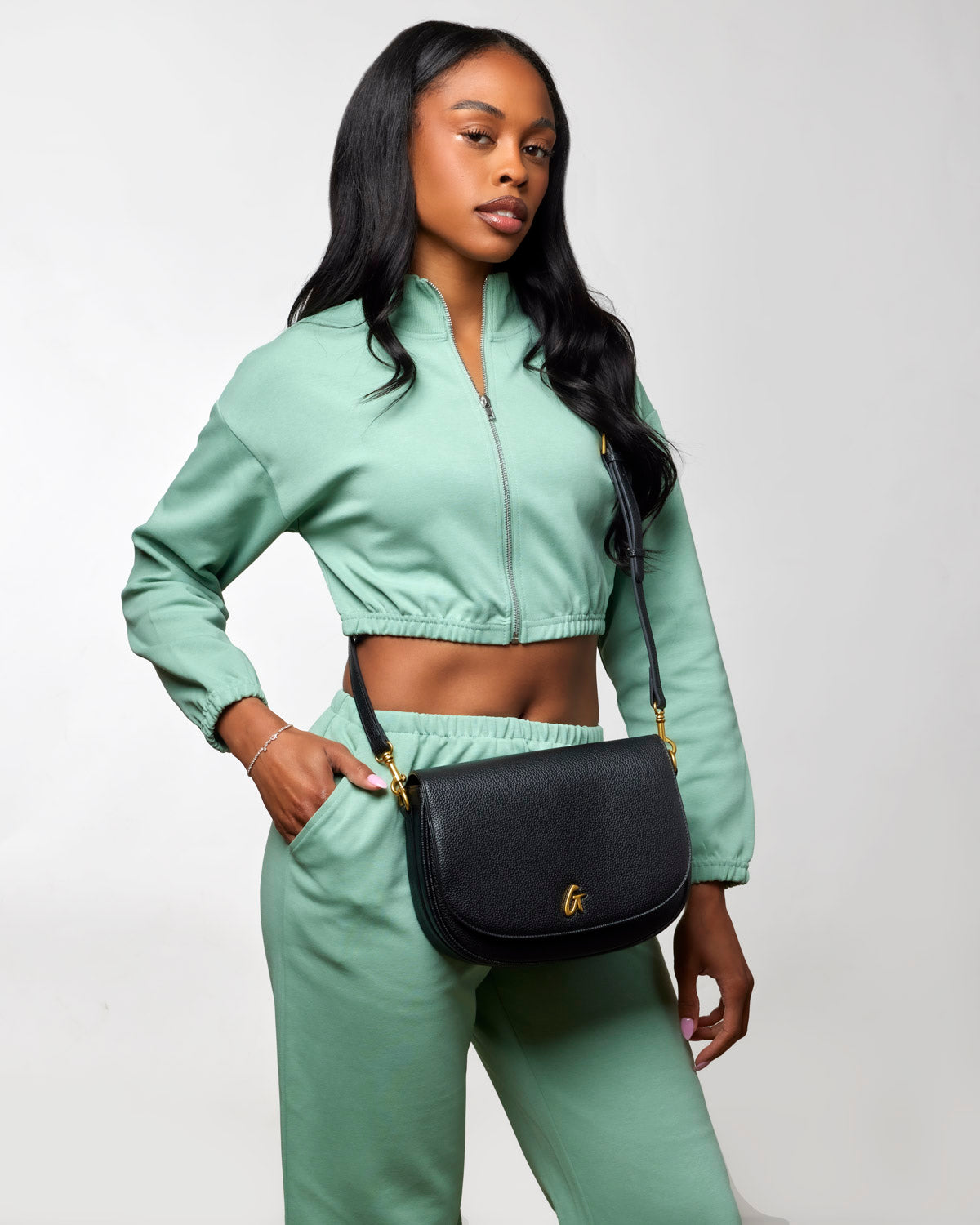 MEDIUM PEBBLE SHOULDER BAG - BLACK