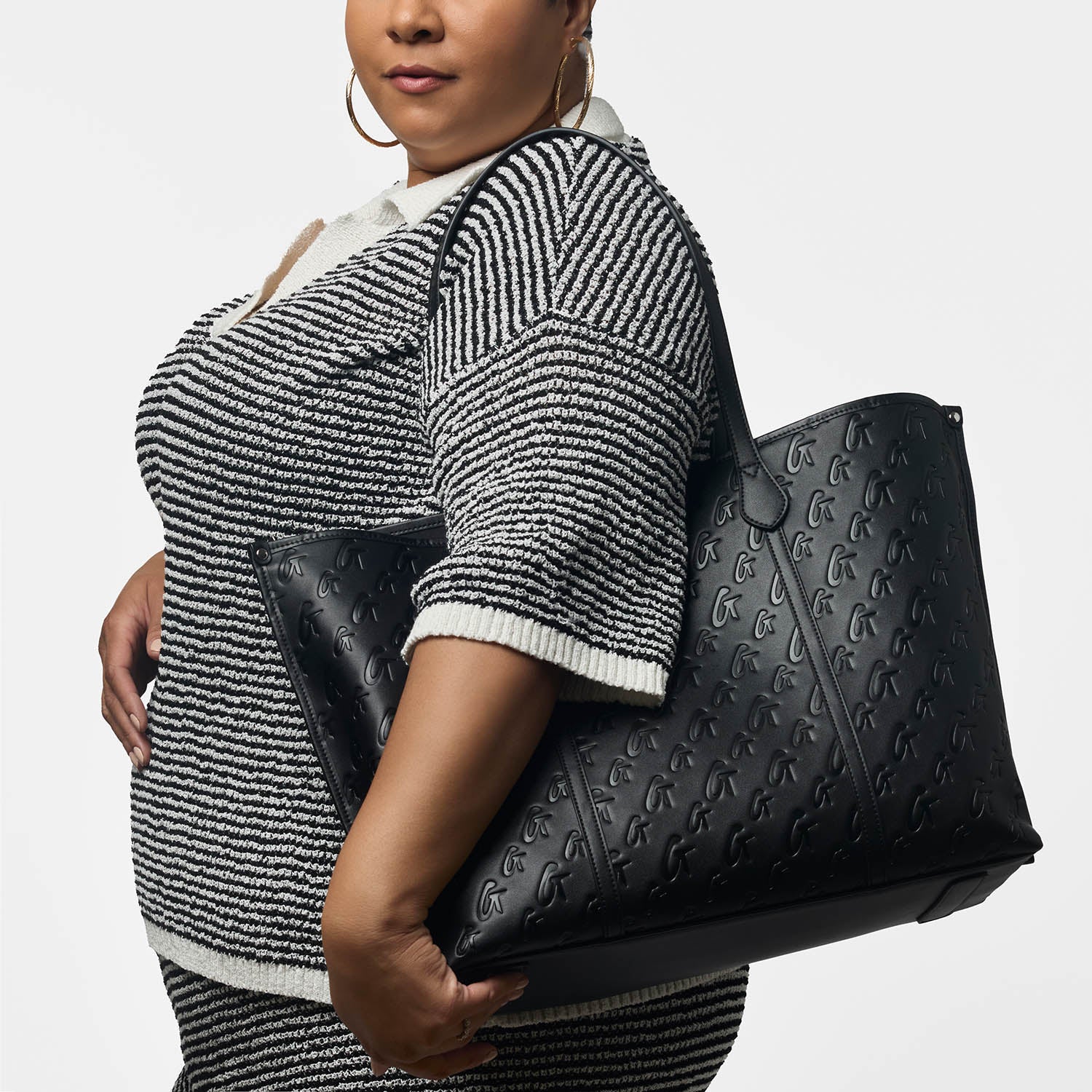 XL Monogram Sleek Tote in black, featuring a stylish design and spacious interior, perfect for everyday use.