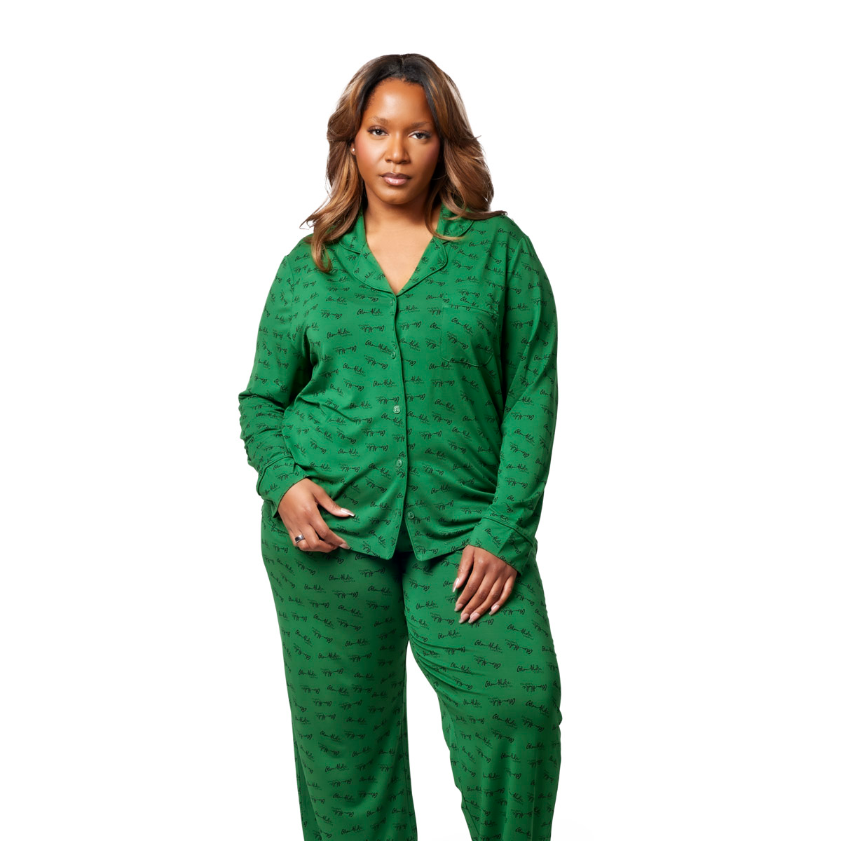 Green long pajamas featuring a stylish print, designed for comfort and elegance in loungewear. Perfect for cozy nights.