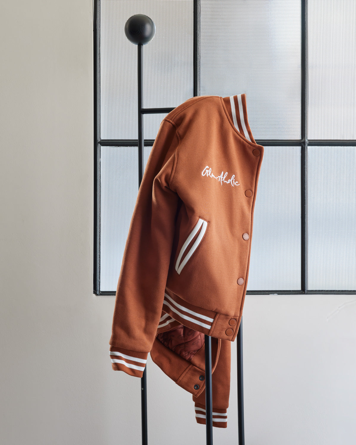 ESSENTIAL VARSITY JACKET - BROWN