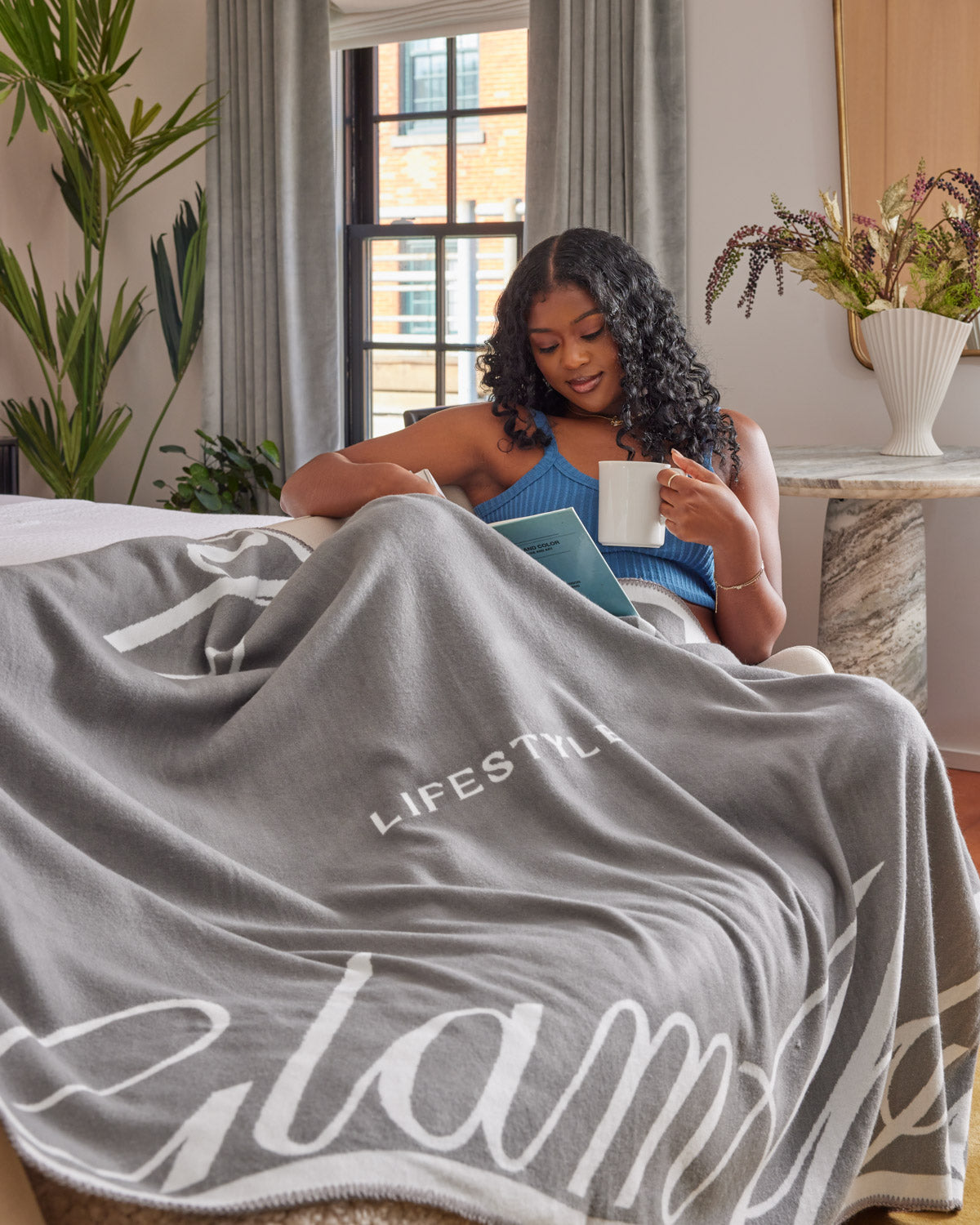 SIGNATURE LOGO LUXE THROW BLANKET - GRAY