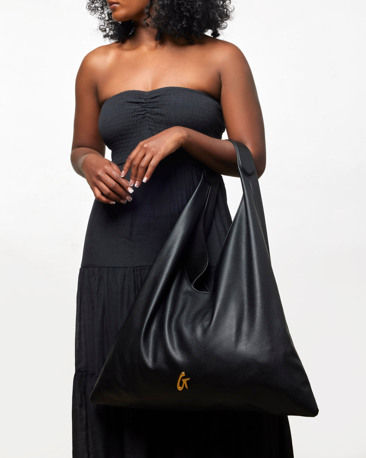 PEBBLE HOBO SHOULDER BAG - BLACK