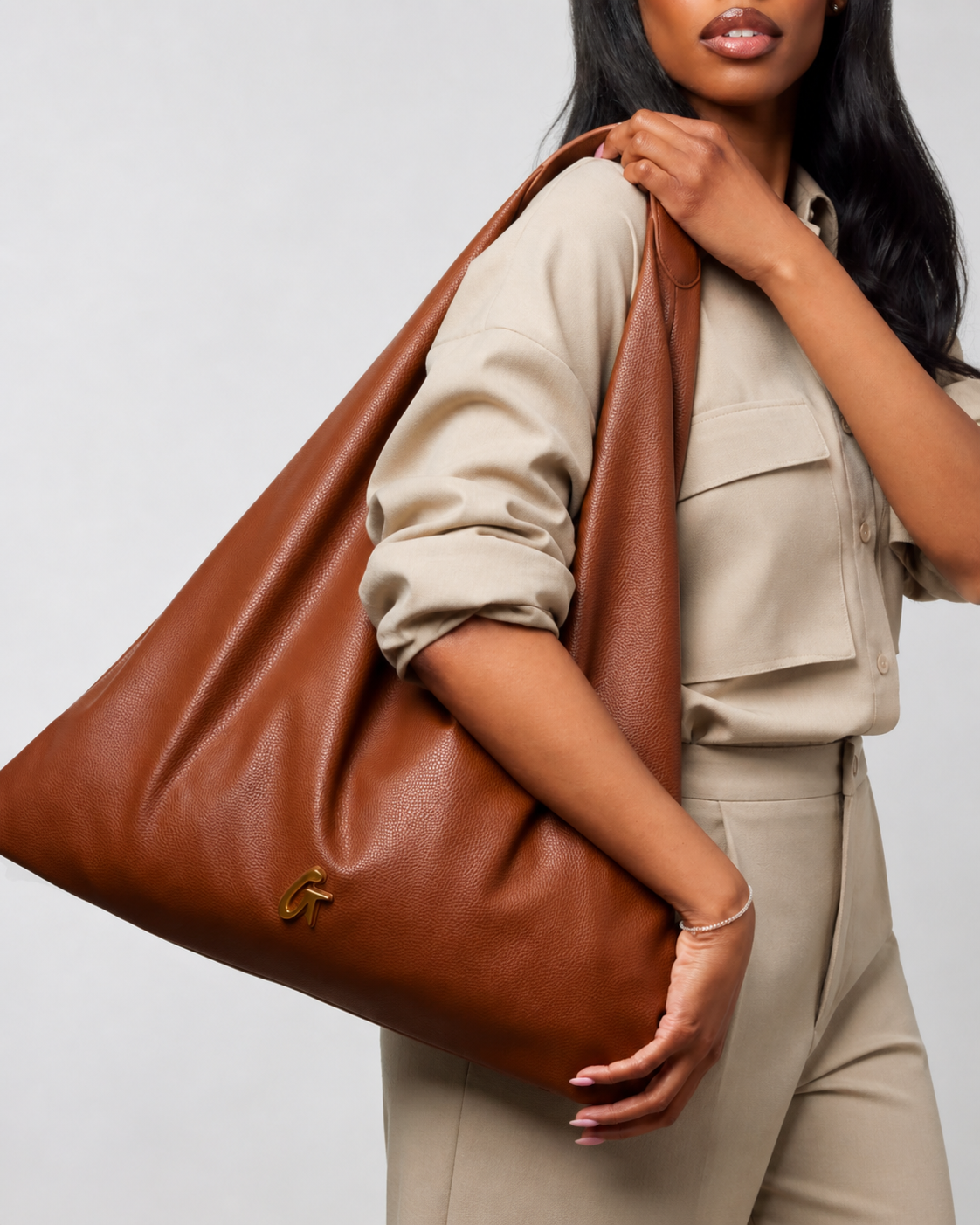 PEBBLE HOBO SHOULDER BAG - BROWN