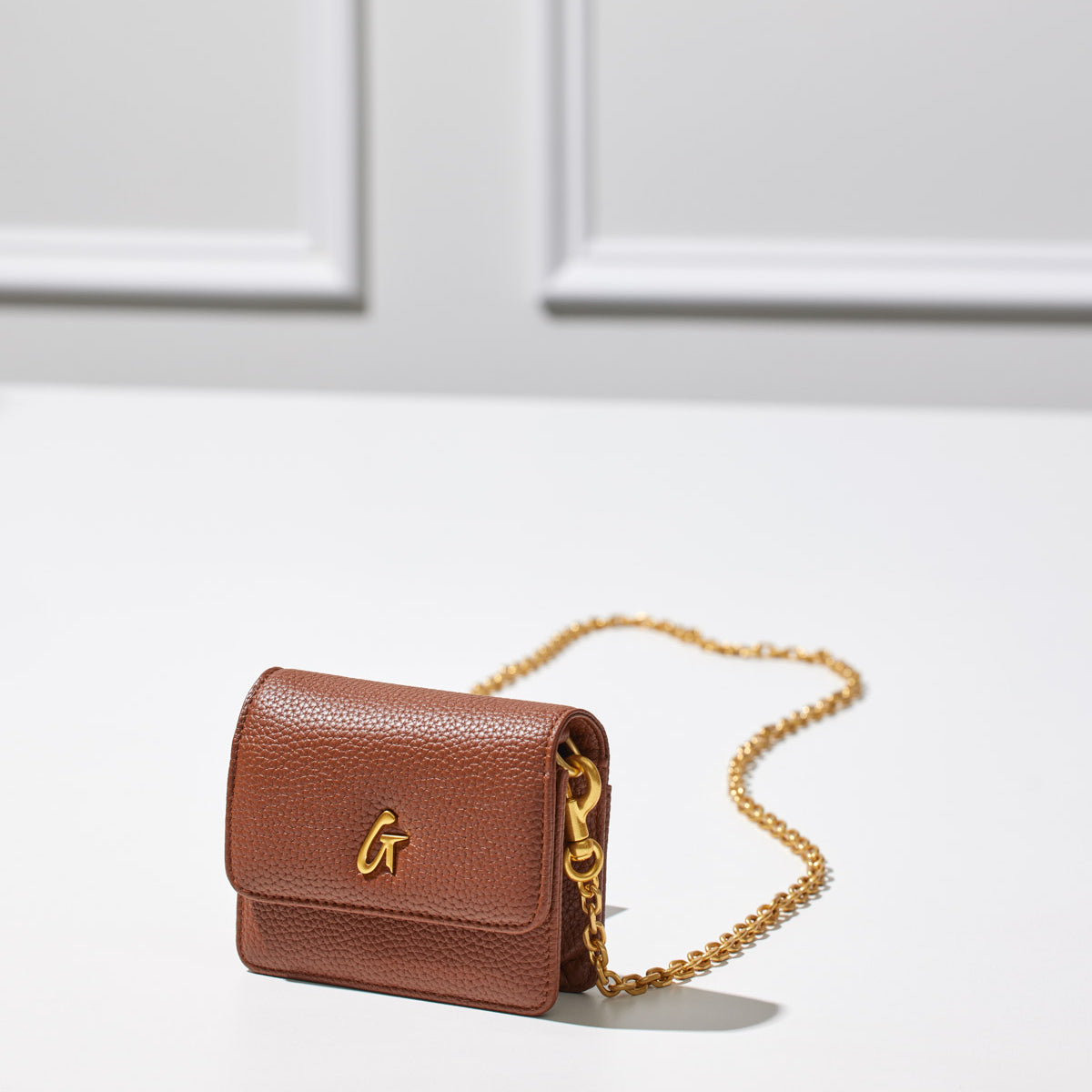 PEBBLE MINI WALLET ON CHAIN BROWN - Vegan Leather Crossbody Wallet