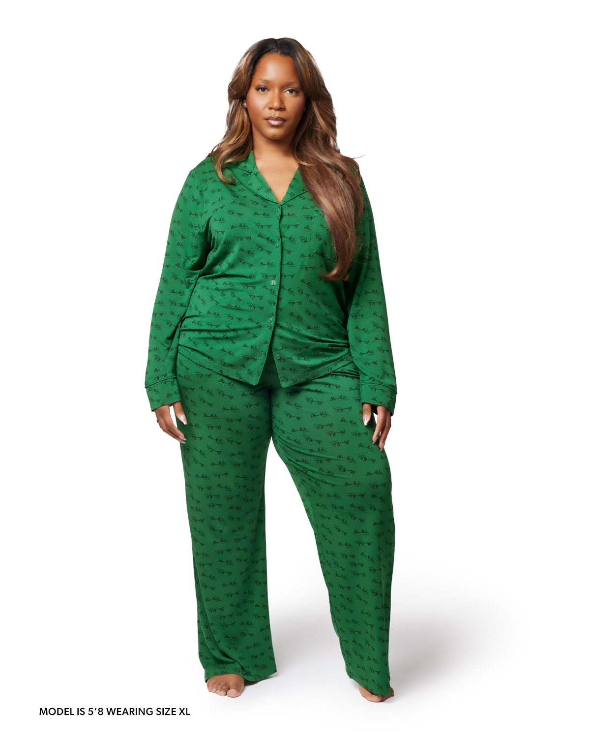 Long green pajamas featuring a stylish print, designed for comfort and elegance. Perfect for a cozy night in.