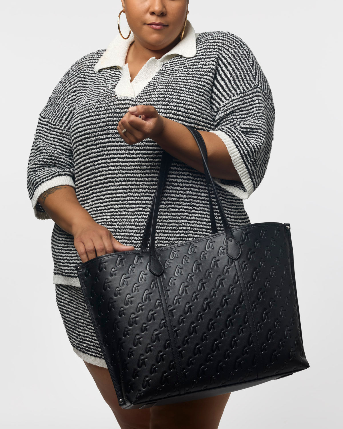 XL Monogram Sleek Tote in black, featuring a stylish design and spacious interior, perfect for everyday use.