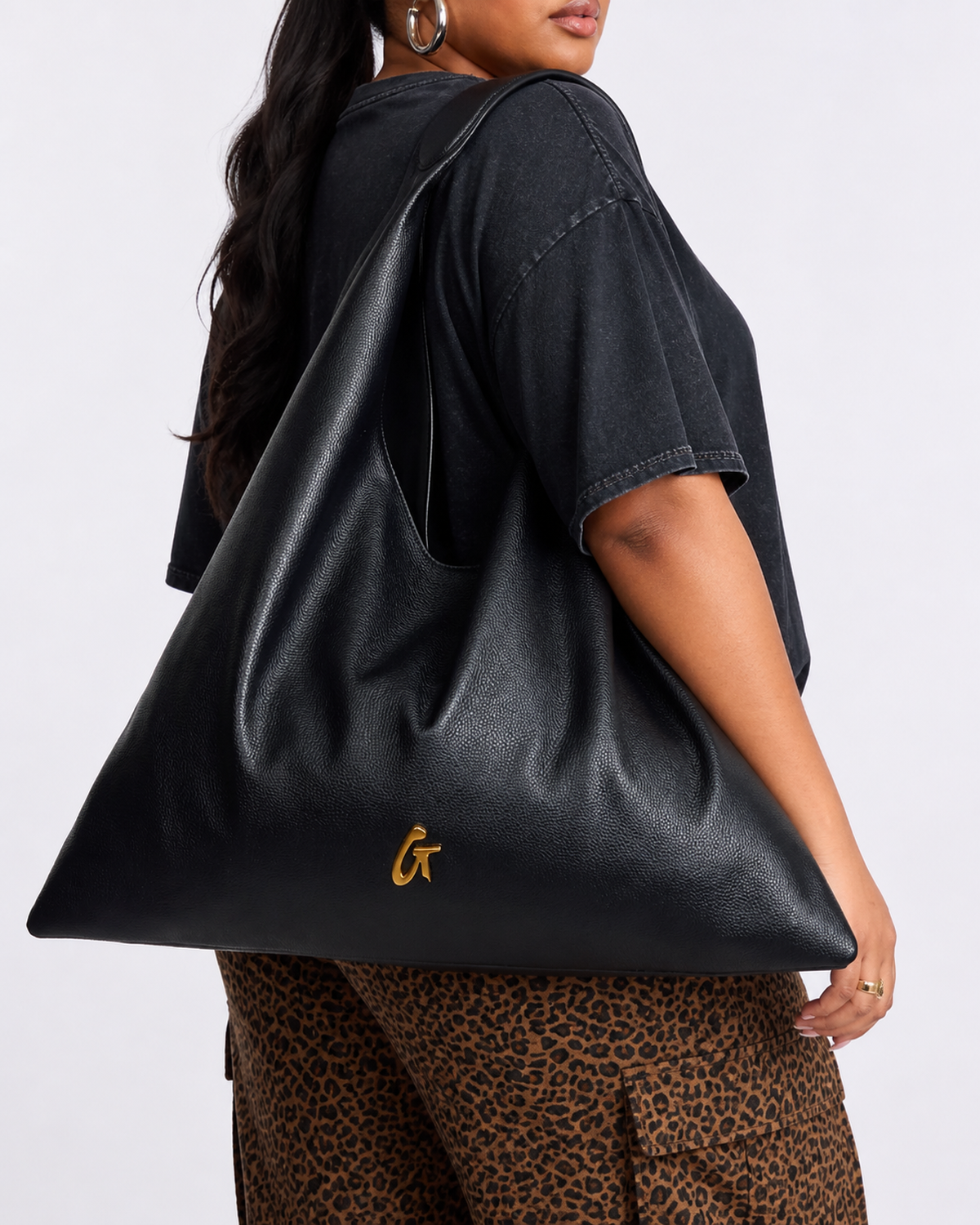 PEBBLE HOBO SHOULDER BAG - BLACK